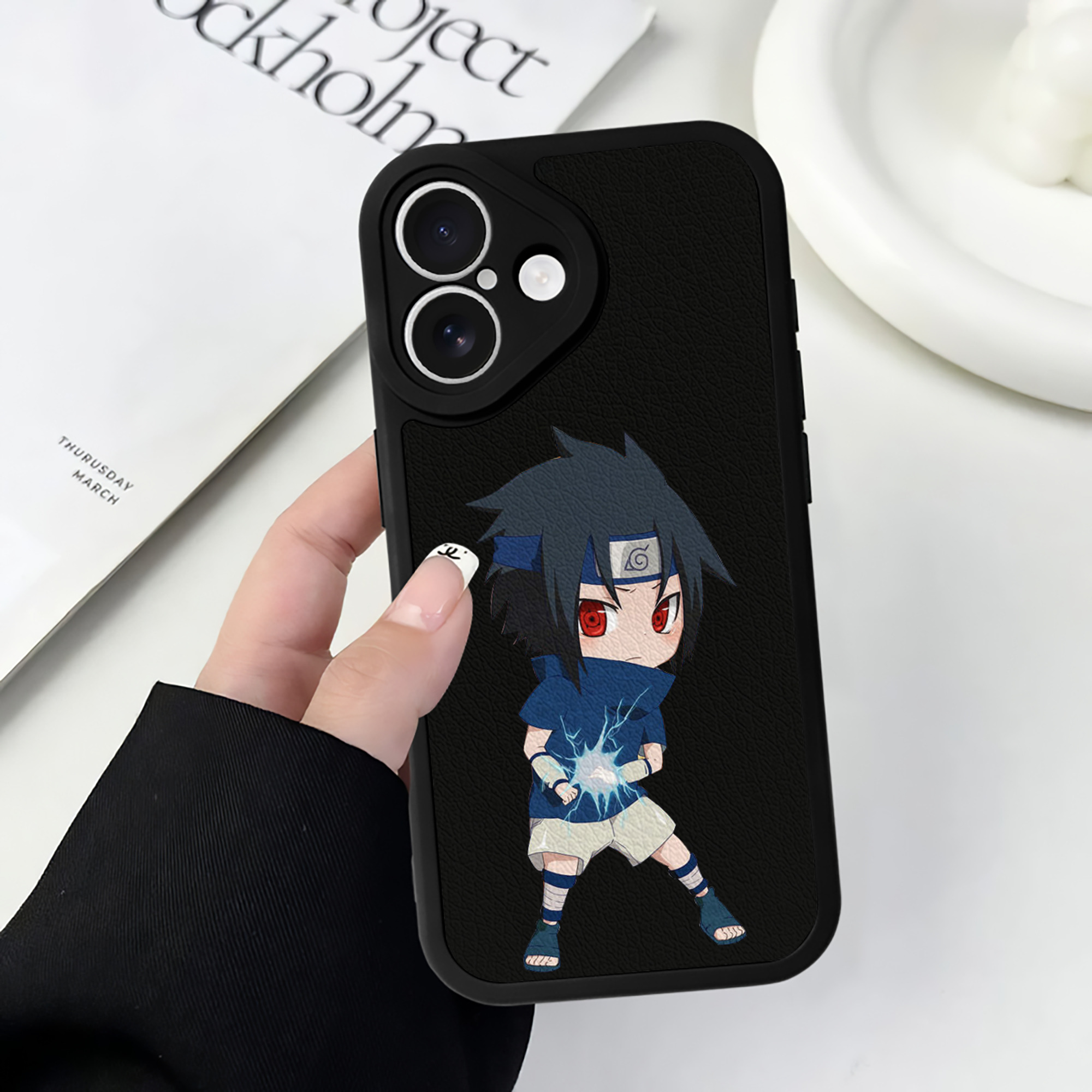 （画像用） NARUTO -ナルト- うちは サスケ Uchiha Sasuke 【iPhone 16シリーズ対応】シリコンスマホケース（レザー調） 材質：シリコン
